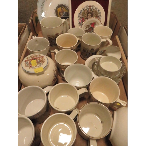 199 - THREE TRAYS OF ASSORTED CERAMICS TO INCLUDE A COLLECTION OF PIGGY BANKS