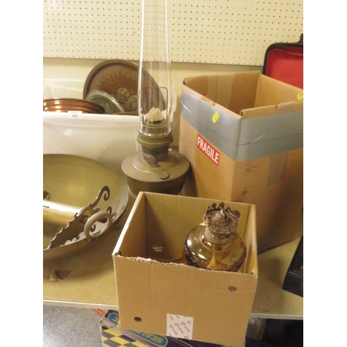 208 - A SMALL COLLECTION OF METAL WARE TO INCLUDE OIL LAMPS, NOVELTY HAND MADE MONEY BOX ETC