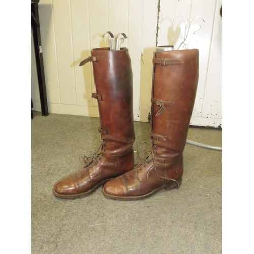 223 - A VINTAGE PAIR OF TAN LEATHER RIDING BOOTS WITH LACE UP FRONT AND BUCKLE FASTEN GAITER SECTION (APPR... 