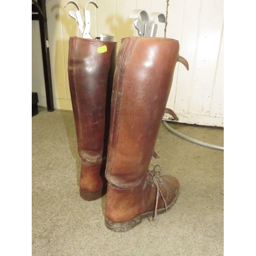 223 - A VINTAGE PAIR OF TAN LEATHER RIDING BOOTS WITH LACE UP FRONT AND BUCKLE FASTEN GAITER SECTION (APPR... 