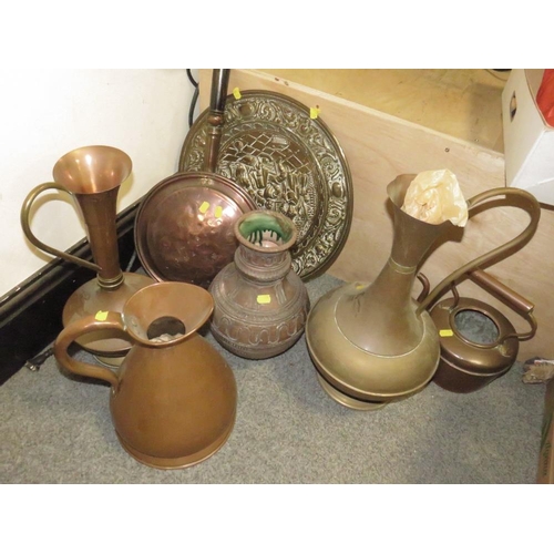 237 - A QUANTITY OF COOPER AND BRASS WARE TO INCLUDE A COPPER JUG