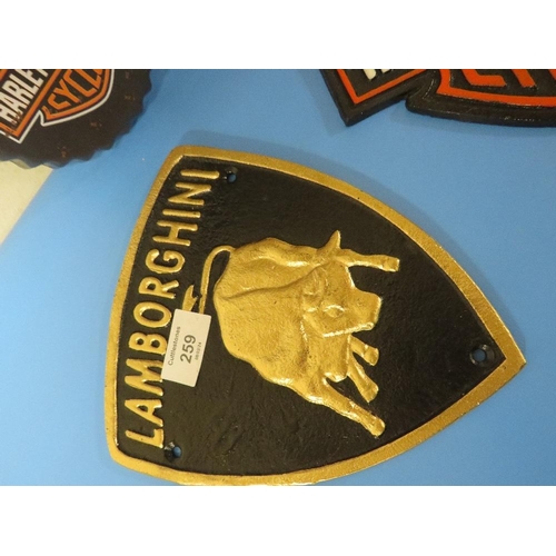 259 - A REPRODUCTION CAST METAL LAMBORGHINI PLAQUE TOGETHER WITH A HARLEY DAVIDSON EXAMPLE AND FOUR NOVELT... 