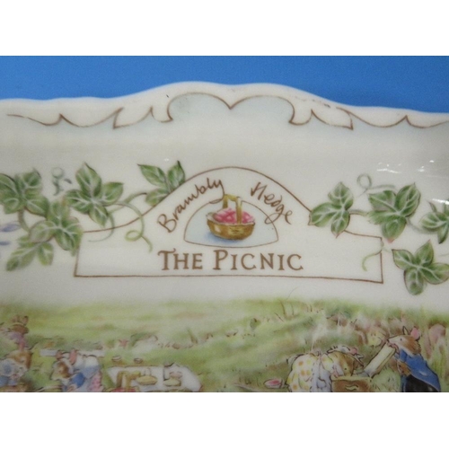 315 - A ROYAL DOULTON BRAMBLY HEDGE 'THE PICNIC' SANDWICH TRAY