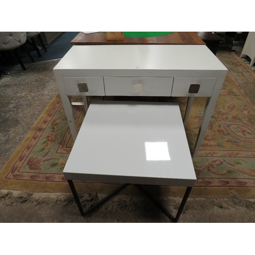 806 - A MODERN WHITE CONSOLE TABLE - W 100 cm TOGETHER WITH A WHITE LAMP TABLE (2)