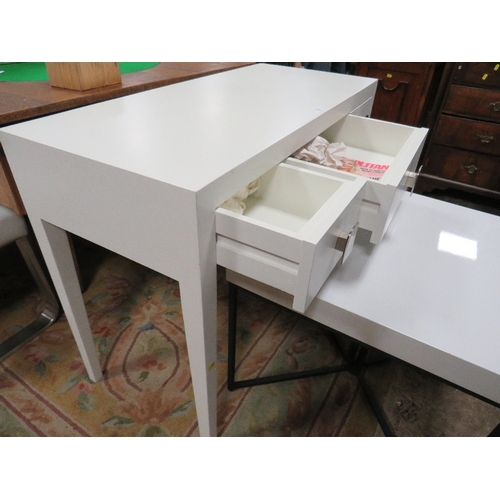 806 - A MODERN WHITE CONSOLE TABLE - W 100 cm TOGETHER WITH A WHITE LAMP TABLE (2)