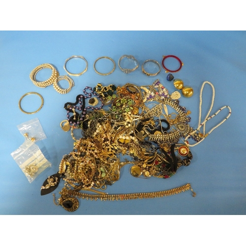 439 - A TRAY OF ASSORTED COSTUME JEWELLERY TO INCLUDE PENDANT, NECKLACES ETC