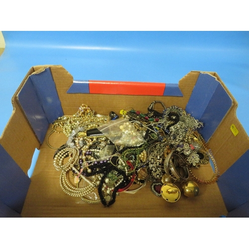 439 - A TRAY OF ASSORTED COSTUME JEWELLERY TO INCLUDE PENDANT, NECKLACES ETC