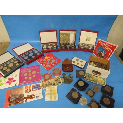 448 - A TRAY OF ASSORTED COLLECTABLE COIN AND NOTES TO INCLUDE A 2003 UNITED KINGDOM CASED PROOF SET