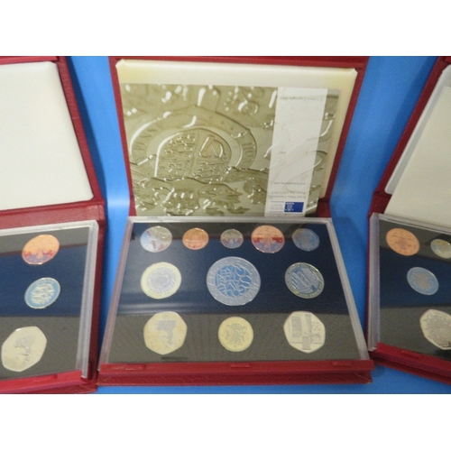 448 - A TRAY OF ASSORTED COLLECTABLE COIN AND NOTES TO INCLUDE A 2003 UNITED KINGDOM CASED PROOF SET