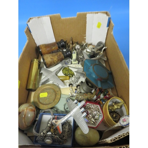 450 - A SMALL TRAY OF COLLECTABLES TO INCLUDE DINKY