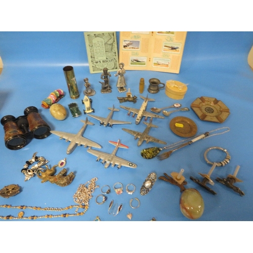 450 - A SMALL TRAY OF COLLECTABLES TO INCLUDE DINKY