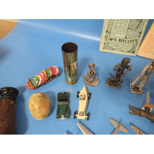 450 - A SMALL TRAY OF COLLECTABLES TO INCLUDE DINKY