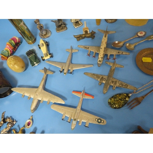 450 - A SMALL TRAY OF COLLECTABLES TO INCLUDE DINKY