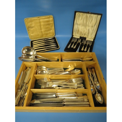 475 - A CASED SET OF SIX SILVER HANDLED BUTTER KNIFES TOGETHER WITH ANOTHER CASED SET OF CAKE FORKS AND A ... 