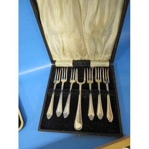 475 - A CASED SET OF SIX SILVER HANDLED BUTTER KNIFES TOGETHER WITH ANOTHER CASED SET OF CAKE FORKS AND A ... 