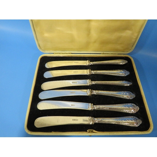 475 - A CASED SET OF SIX SILVER HANDLED BUTTER KNIFES TOGETHER WITH ANOTHER CASED SET OF CAKE FORKS AND A ... 