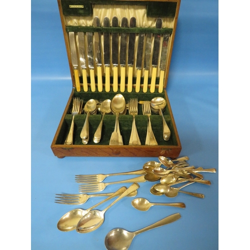 476 - AN OAK CASED CANTEEN OF CUTLERY AND CONTENTS