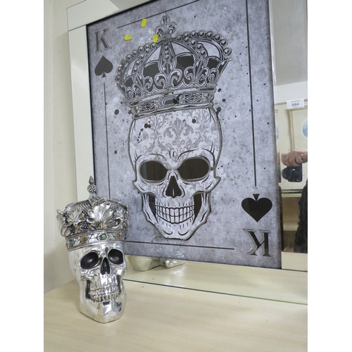 844 - A LARGE MODERN MIRRORED SKULL AND CROWN KING OF SPADES PICTURE - 95 x 75 cm TOGETHER WITH A MODEL SK... 