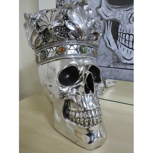 844 - A LARGE MODERN MIRRORED SKULL AND CROWN KING OF SPADES PICTURE - 95 x 75 cm TOGETHER WITH A MODEL SK... 