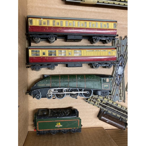 68 - 00 GAUGE HORNBY 3 RAIL STEAM LOCOMOTIVE AND TENDER (SILVER KING 4-6-2), TWO HORNBY CARRIAGES, TRANSF... 