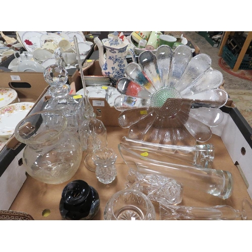 100 - A SMALL TRAY OF GLASS WARE TO INCLUDE A MDINA VASE, UNUSUAL SHIP IN BOTTLE ETC