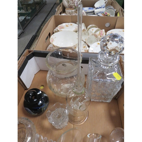 100 - A SMALL TRAY OF GLASS WARE TO INCLUDE A MDINA VASE, UNUSUAL SHIP IN BOTTLE ETC