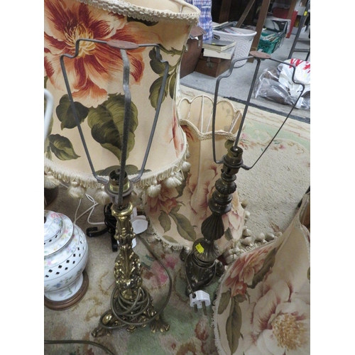 112 - A SELECTION OF VINTAGE TABLE LAMPS AND SHADES