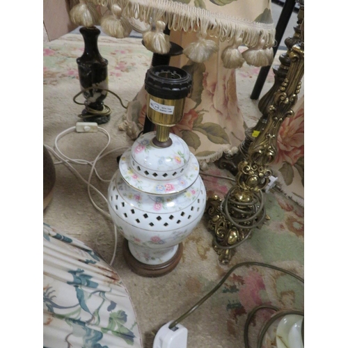 112 - A SELECTION OF VINTAGE TABLE LAMPS AND SHADES