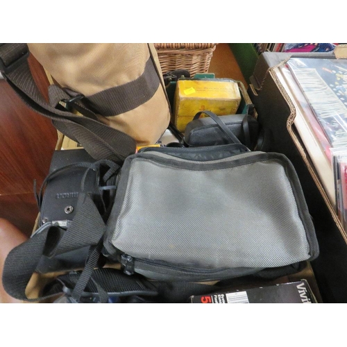 121 - TRAY OF VINTAGE PHOTOGRAPH EQUIPMENT WITH A SMALL AMOUNT OF SUNDRIES TO INCLUDE A MINOLTA CAMERA