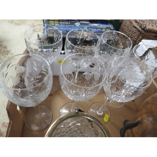 124 - TWO TRAYS OF CRYSTAL AND CUT GLASS TO INCLUDE FLORAL ETCHED WINE GLASSES