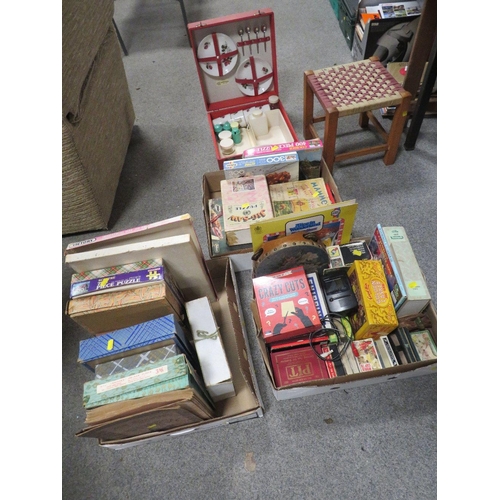 132 - SMALL QUANTITY OF SUNDRIES TO INCLUDE CASED PICNIC SET, TRAY OF GAMES, PLAYING CARDS ETC AND A TRAY ... 