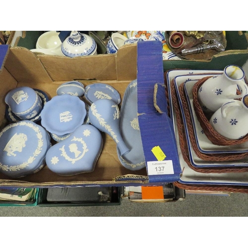 137 - A SMALL TRAY OF ASSORTED BLUE WEDGWOOD JASPER WARE