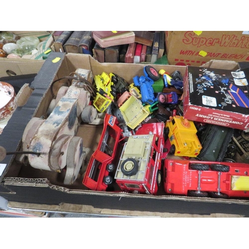 139 - TRAY OF ASSORTED VINTAGE TOYS TO INCLUDE MODEL CARS, PULL ALONG SNOOPY DOG A/F