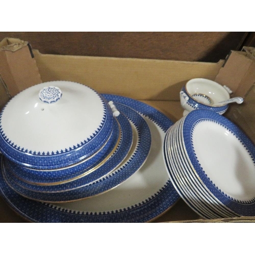 142 - THREE TRAYS OF CERAMICS TO INCLUDE TWO TRAYS OF WEDGWOOD LYNN DINNER WARE