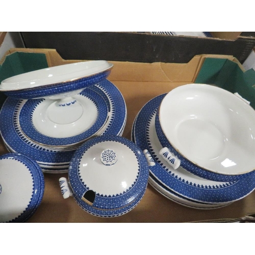 142 - THREE TRAYS OF CERAMICS TO INCLUDE TWO TRAYS OF WEDGWOOD LYNN DINNER WARE