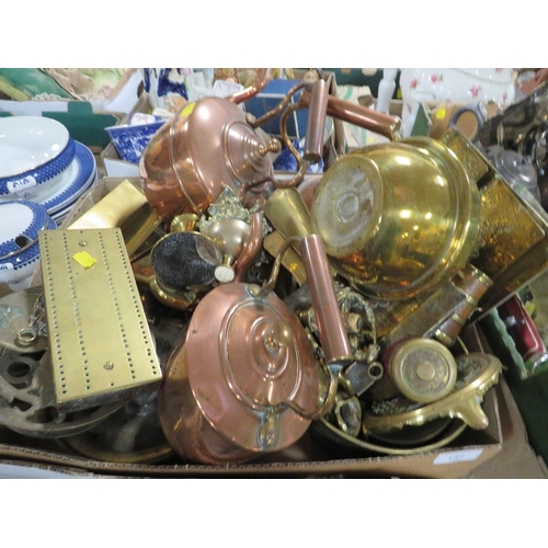 152 - A TRAY OF ASSORTED METAL WARE TO INCLUDE COPPER KETTLES, TRIVETS ETC TOGETHER WITH A TRAY OF SILVER ... 