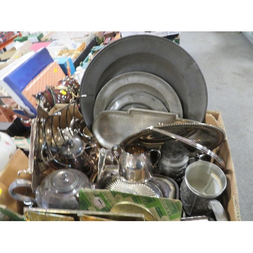 152 - A TRAY OF ASSORTED METAL WARE TO INCLUDE COPPER KETTLES, TRIVETS ETC TOGETHER WITH A TRAY OF SILVER ... 