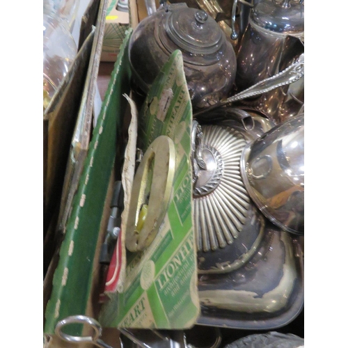 152 - A TRAY OF ASSORTED METAL WARE TO INCLUDE COPPER KETTLES, TRIVETS ETC TOGETHER WITH A TRAY OF SILVER ... 