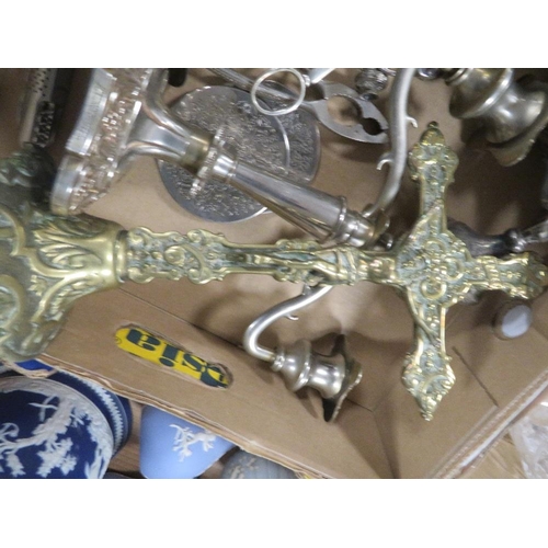 156 - A TRAY OF ASSORTED METAL WARE TO INCLUDE A CRUCIFIX ON STAND ETC