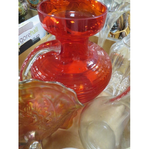 160 - A TRAY OF ASSORTED GLASS WARE TO INCLUDE A RED GLASS JUG