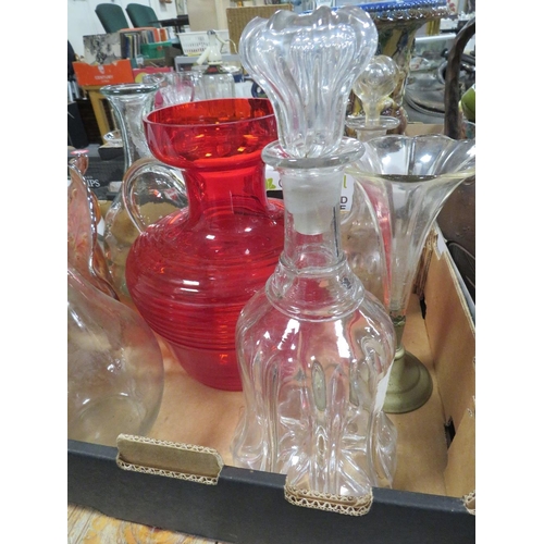 160 - A TRAY OF ASSORTED GLASS WARE TO INCLUDE A RED GLASS JUG