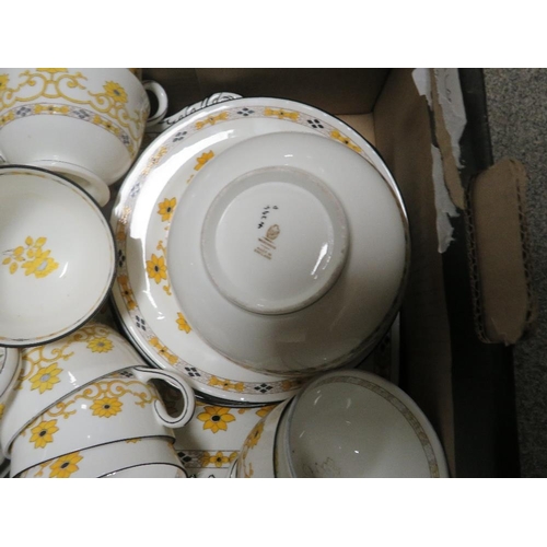 185 - A SMALL TRAY OF VINTAGE WEDGWOOD TEA WARE