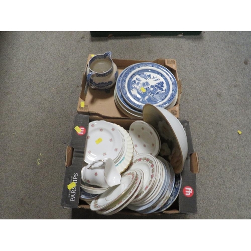 197 - TWO SMALL TRAYS OF CERAMICS TO INCLUDE BLUE/WHITE EXAMPLES