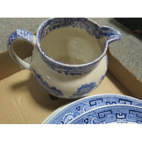 197 - TWO SMALL TRAYS OF CERAMICS TO INCLUDE BLUE/WHITE EXAMPLES