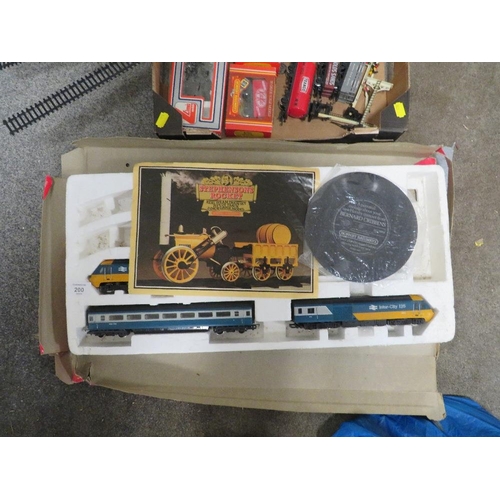 200 - A HORNBY ELECTRIC B.R. HIGH SPEED TRAIN (UNCHECKED) TOGETHER WITH TWO BOXES OF ROLLING STOCK AND ACC... 