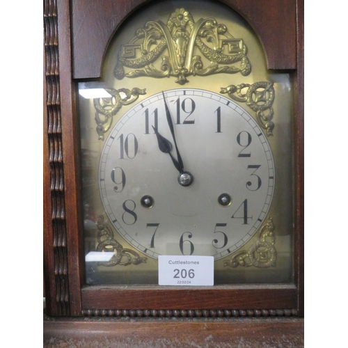 206 - A VINTAGE MAHOGANY MANTLE CLOCK TOGETHER WITH AN ORNATE WALL MOUNTED BAROMETER