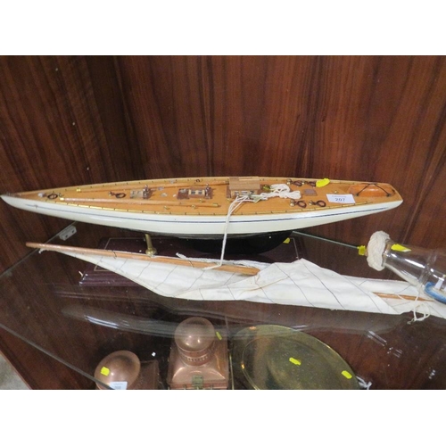 207 - A VINTAGE MODEL OF A YACHT ON STAND TOGETHER WITH TWO SHIPS IN A BOTTLE