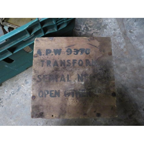 601 - A TRAY CONTAINING A SELECTION OF ELECTRICAL TRANSFORMERS