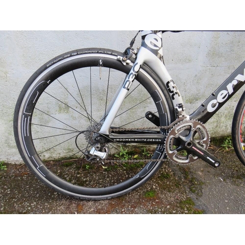 629 - A CARBON FIBRE CERVELO P3C TT 20 SPEED RACING BICYCLE, WITH REAR HED WHEEL, MAVIC AKSIUM FRONT WHEEL... 