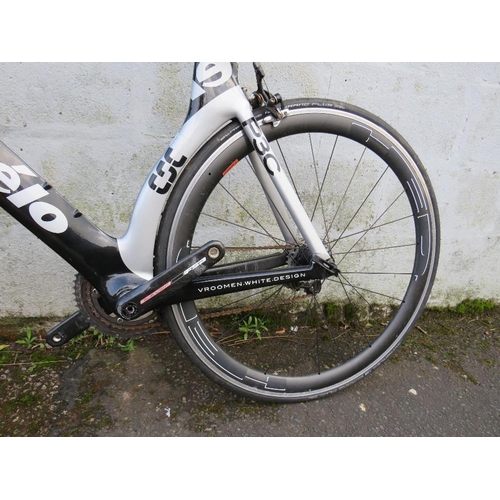 629 - A CARBON FIBRE CERVELO P3C TT 20 SPEED RACING BICYCLE, WITH REAR HED WHEEL, MAVIC AKSIUM FRONT WHEEL... 